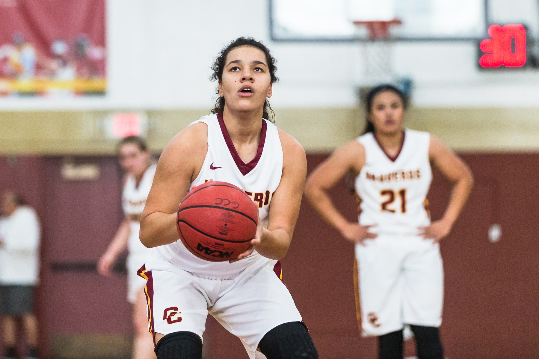 Jankuvloski leads Lady Vaqs to win over Oxnard with 18 points