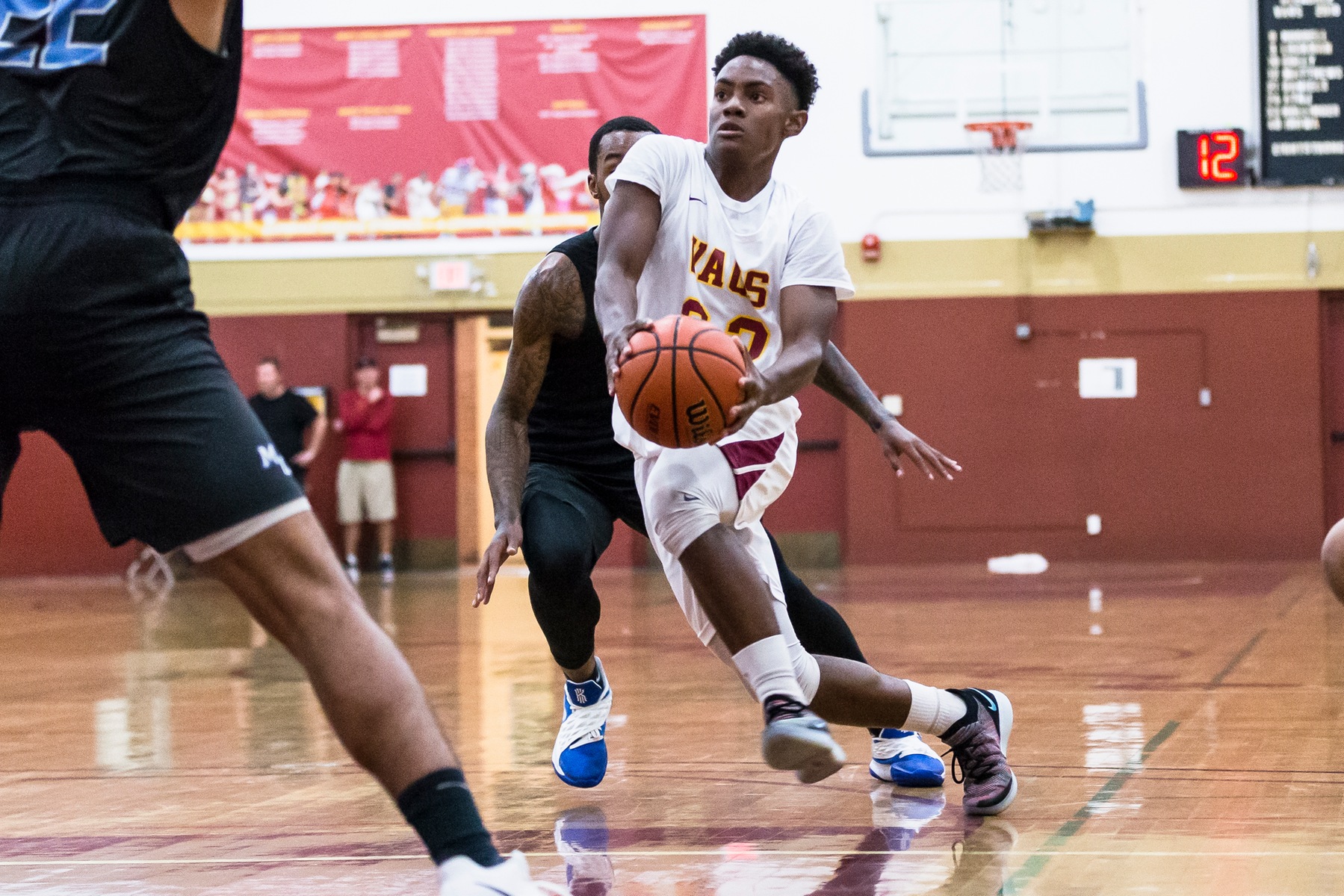 Shorthanded Glendale beats L.A. Valley 67-58 behind 27 points from Isaac Etter